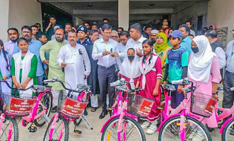 আড়াইহাজারে ১৩ জন শিক্ষার্থীদের মাঝে সাইকেল বিতরণ