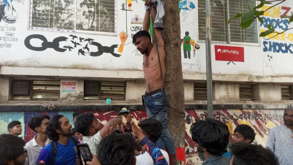 নারায়ণগঞ্জে ছিনতাইকারীকে গাছে ঝুলিয়ে নির্যাতন